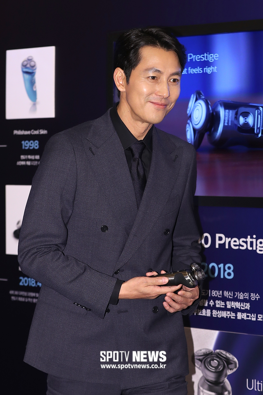 Actor Jung Woo-sung is attending the event to launch a new Philips Electric shaver at Boots UK in Sogong-dong, Jung-gu, Seoul on the morning of the 15th.