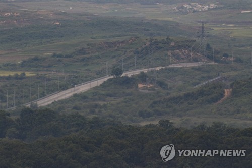 경기도 파주시 도라전망대에서 보이는 비무장지대(DMZ)를 가르는 경의선 도로 [연합뉴스 자료사진]