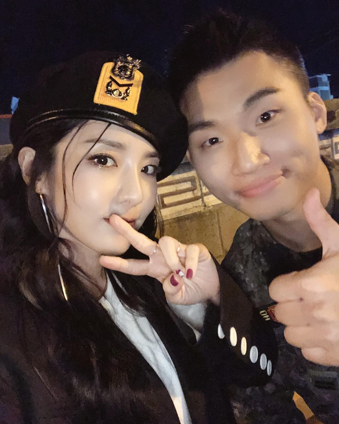 Sandara Park and Daesung in the public photos showed a warm friendship with a friendly pose.The netizens who watched this showed interest in Thank you for showing my sister Daesung for a long time and I love you.