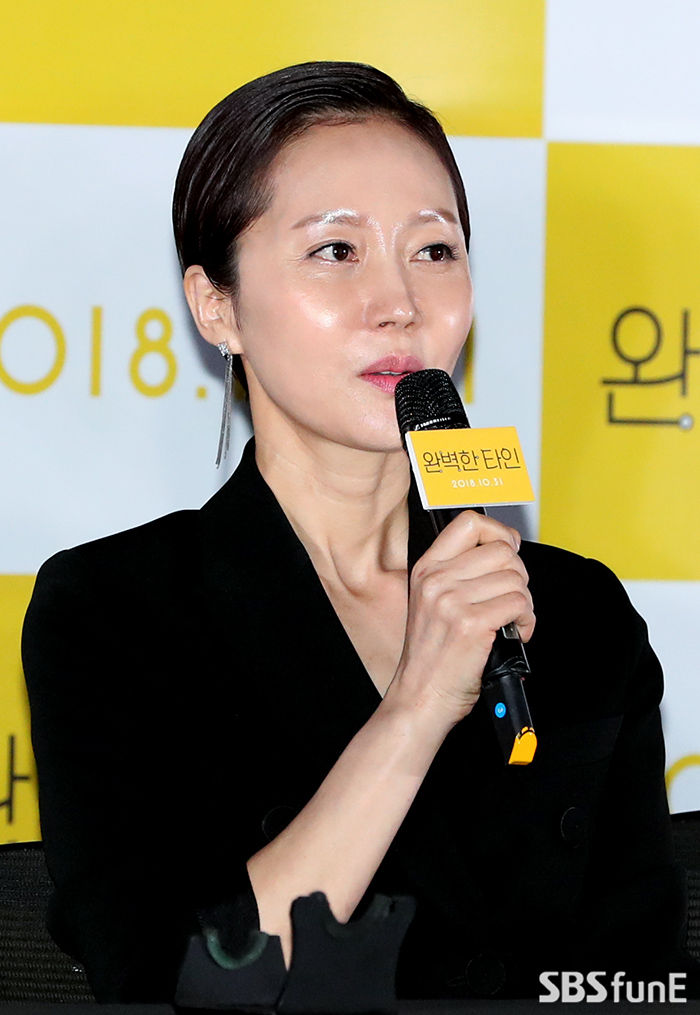 Actor Yum Jung-ah is attending the premiere of the movie Perfect Other at the Lotte Cinema World Tower in Songpa-gu, Seoul on the afternoon of the 16th.