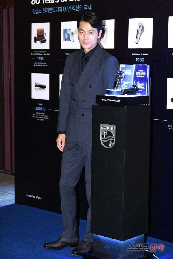 Actor Jung Woo-sung is attending the Philips Electric share 80th anniversary and S9000 The Prestige launching event held at Boots UK in Sogong-dong, Jung-gu, Seoul on the morning of the 15th.