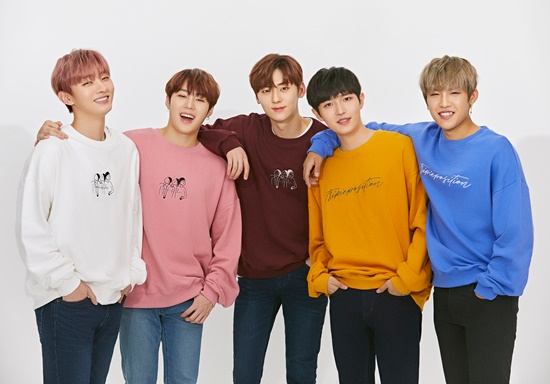 Group Wanna One has sparked a deadly attraction.The shopping mall Girls Country recently released a picture of Wanna One.It is a collaboration cut by Cian Wanna One (Ce & WANNA ONE), which is presented with fashion brand Cian.The members wore Robin Hoodty and Man to Man in a variety of colors, creating a natural atmosphere with a comfortable pose: just one garment, with a refreshing charm.She was wearing a limited edition costume.We will show a solo limited edition collection consisting of five kinds of Robin Hoody and five kinds of Man to Man, the girl said.We will present four photo postcards for the domestic and foreign fans of Wanna One, the mall said.The fans are also very interested.We have started selling the fourth product after the third production quantity is completed, he added. We can realize the popularity of Wanna One, which is supported by fans.Meanwhile, Wanna One will make a comeback with her last album on the 19th of next month.