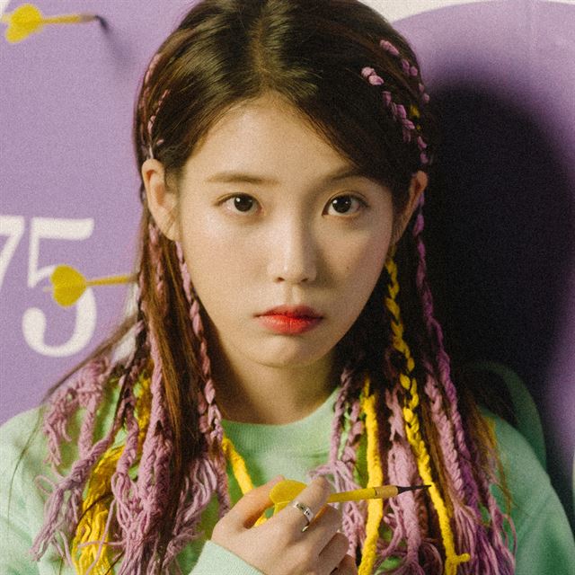 Hello stupid ID, he says, warning instead of celebrating.The lyrics of the song Pipi, released on the 10th, are sharp, in commemoration of the 10th anniversary of the debut of singer IU (real name Lee Ji-eun).The song is directed at the hate speech of disparagement and disgust, instead of fans. The sensational media is also criticized.The IU is surrounded by yellow newspapers, enthralled by the music video of the Pipi, a story about the idols Yellow Journalism, which has been measles with sensational reports such as the IU pajamas selfie controversy.IU seems to have been hard-pressed when it says, If you cross this line, you will be invading. IU is holding its foot in the fishing port in the music video.IU, who has a large Goldfish painting in the room, seems to know better than anyone else about his situation being consumed for ornamental purposes in fishing ports like Goldfish.The only female solo singer to sell out two performances at the gymnasiumThe pointed song is popular, too. The IU even set a new record as the Pipi topped major music sites such as Muskelon Genie Bucks for the sixth day until the 15th.The number of users who heard the pipipi during the Haru on the day of release at Muskelon, the largest music source site in Korea, has exceeded 1.46 million, the highest in four years.After Muskmelon changed the chart ranking system in 2015, the top 10 users of 24 hours accounted for half of the songs IU sang, including Twenty Set.The size of enthusiastic fandom is not comparable to popular male idol groups such as BTS, but the range of listeners who are interested in IUs new songs is wide.Tickets for this Now, which the IU will perform at the gymnasium in Olympic Park in Songpa-gu, Seoul, on the 17th and 18th of next month, broke out within one minute of the start of the booking.There have never been a female solo singer who has held two consecutive performances in this big stadium, which can accommodate 10,000 people, and sold all tickets.Even Lee Hyo-ri had a solo performance in 2008 at the Jamsil Indoor Gymnasium with 7,000 seats.The National Sister cracks in sexual objectificationIU confessed that I am good brother in the song Good Day in the third treble, and then Aiku became a national sister.In 2010, IU was 17 years old. If Im the second star of the 20s, there is a reason why IU is unique.It is a repeat attempt to break the frame after rising to stardom in the form of a clear girl without a tee.The beginning was the third album Modern Times in 2013, which IU wrote and wrote in a parody of Good Day. Why are they laughing?I hope youve got a very dark rain. The level of adventure has risen.In the 2015 song Twenty Set, the IU provokes, saying, You can be fooled even if you pretend to grow up less. There is no IU that is pure as white cloth.He made his debut in September 2008 with the ballad song Mia. He was 15 years old.The national sister who lived as a pure idol that many people wanted, revealed her desire as a female music person and tried to reverse it.Music, which he introduced to the world as an adult in a girl, made noise, but it also became a forum for discussing gender discourse and womens subjectivity.This is because there were not as many hits with womens voices in the popular music market.So, IU is a meaningful person who shows the process of growing as a female music person with music (Kim Yoon-ha Music critic) although he wanders in the K-pop market, which is the easiest to become a sexual object, and sometimes falls into self-attachment and reveals contradiction.The action wave pushing what you think is right.The IU is a strategist.Re-singing Kim Kwang-seoks song with the Flower Mark series (http://www.hankookilbo.com/News/Read/201709280486016563), he recalled audiences in their 30s and older as memories, and he was involved in the event with a palette (http://www.hankookilbo.com/News/Read/2017042117967974) and a re-song. Pipi s hip-hop style songs do not miss young people.Although he is still young, he is excellent in tone (singer Choi Baek-ho) and as a producer, he has excellent ability to observe and lead collaboration (CEO Cho Young-chul, Mystic Entertainment).IU unearthed new composer Kim Je-hwi to maximize lyricism in the song Night Letter (http://www.hankookilbo.com/News/Read/201703280434446619), and tried to erase the tiredness by directing the song work to Kang I-chae, an indie music who turns on the violin.Such a person leads to the person who has the courage to do what I think is right without thinking of others (Kim Won-seok PD of IU drama My Uncle).Sometimes it is a big headwind due to an explosion.IU was criticized for sexually objectifying the boy formulation, the heroine of the novel My Lime Orange Tree, with the song Jeje released in 2015 (http://www.hankookilbo.com/News/Read/201511092043739844), and was at the center of the Lolita controversy.If you were faithful to now—if you were less than ten years old.IU on stage and Lee Ji-eun, who became Twenty Five this year, are different.Lee Ji-eun still contacts the guests of the entertainment program Hyorine Guest House Guest house.Its awkward and slow to act, but its a lot of heart (Magan-Young PD of Hyorine Guest House) is a lot of people around.The SNS ID of IU is dlwlrma (https://www.instagram.com/dlwlrma/).At first glance, it looks like an meaningless alphabet, but if you use it as a Korean typing, the word now comes out.IU sings in the song This Now in the 4th album palette saying, This Haru is beautiful now, and Todays fireworks will not end.What is the IUs desire to enjoy this moment? He hoped that the next decade would be more comfortable and less intense than the last decade.The commemorative song Pippi critical message .. As an artist who gives a subjective voice in National Sister