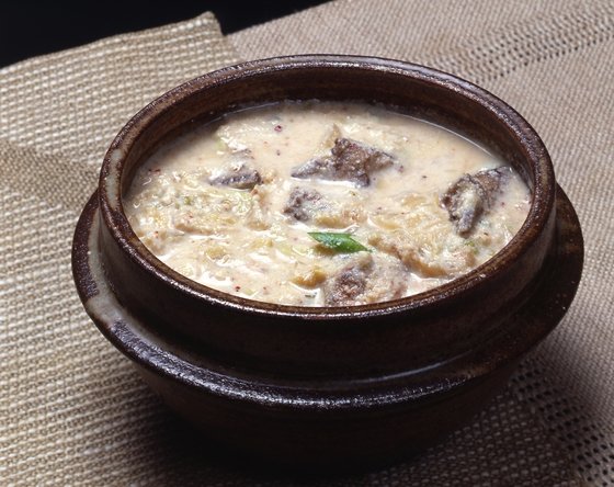 비지는 콩 속의 맛있는 성분이 두유에 녹아 나와 버렸기 때문에 맛이 별로 없다. 그래서 우리 조상은 비지를 발효시켜 돼지고기, 콩나물, 김치, 고춧가루 등을 넣고 끓여 먹는 방법을 알아냈다. [중앙포토]