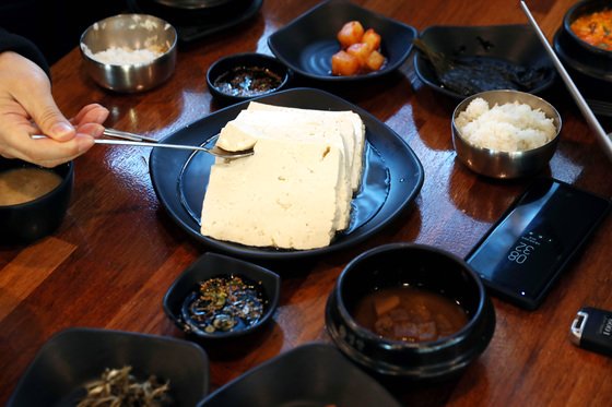 두부에는 순두부, 경두부, 연두부, 찌개두부 등 종류가 많다. 경도의 차이로 두부를 분류한 것이다. 두부는 사용하는 응고제 종류나 응고 온도에 따라 두부의 성질이 달라져서 용도에 따른 여러 두부를 만들 수 있다. [중앙포토]