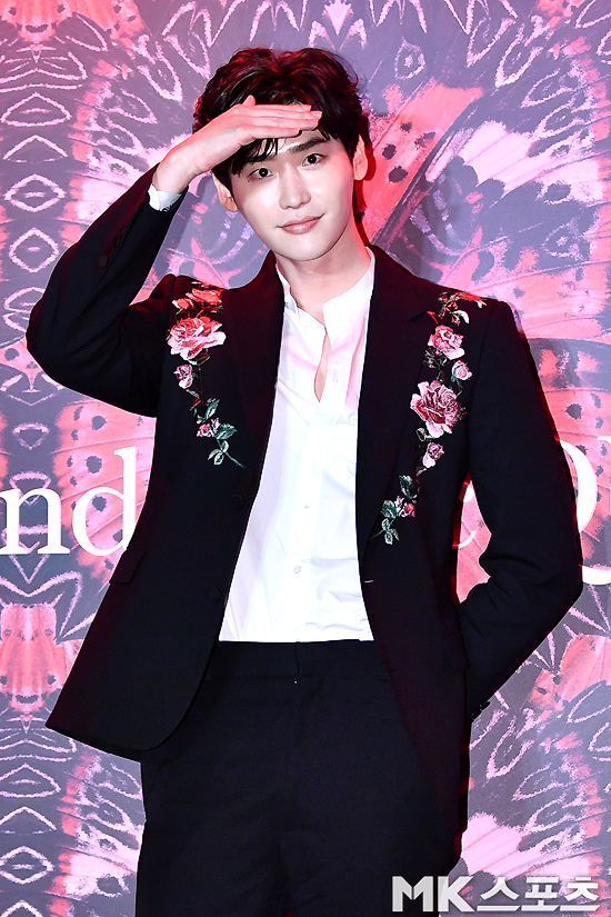 A British High Fashion brands 2018 Autumn-Winter Collection exhibition and party, which will be unveiled at Seoul for the first time in the world, was held at the Seongsu-dong Layer 57 in Seongdong-gu, Seoul on the afternoon of the 16th.Actor Lee Jong-suk attends the event.