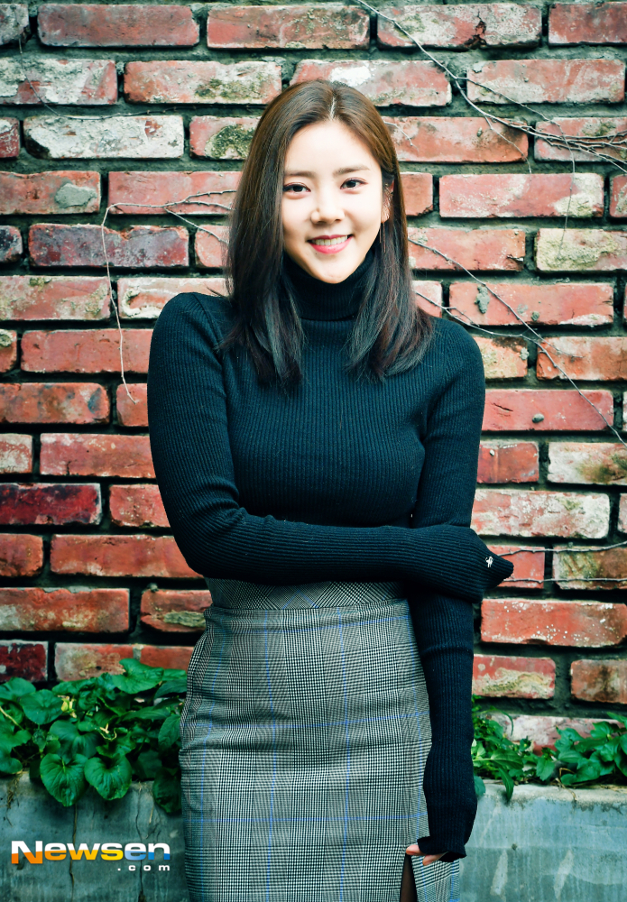Actor Son Dam-bi, who starred in the movie Rose of the Rebellion on October 15, is interviewing at a Cafe in Jongno-gu, Seoul.The movie The Rose of betrayal is a Critics Choice Movie Awards about a very special day of three men and a woman who have decided to leave behind a sad life history but still want to do it and have a lot of fuss.Lee Jae-ha