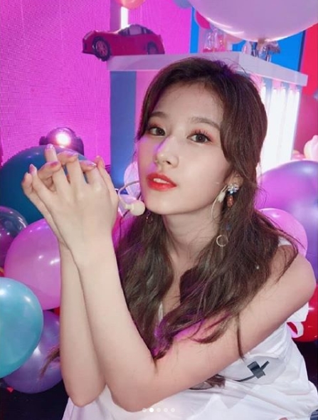 TWICE Sana boasts a watered-down beauty ahead of comebackOn October 15, TWICE official Instagram posted several photos of Sana.In the photo, Sana is showing a lovely pose, such as holding a chin support surrounded by balloon and hugging a heart balloon.Park Su-in