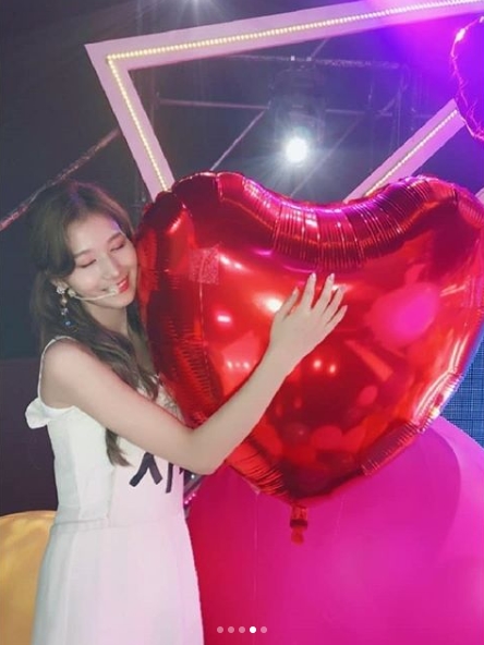 TWICE Sana boasts a watered-down beauty ahead of comebackOn October 15, TWICE official Instagram posted several photos of Sana.In the photo, Sana is showing a lovely pose, such as holding a chin support surrounded by balloon and hugging a heart balloon.Park Su-in