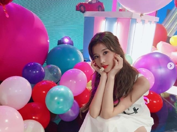 TWICE Sana boasts a watered-down beauty ahead of comebackOn October 15, TWICE official Instagram posted several photos of Sana.In the photo, Sana is showing a lovely pose, such as holding a chin support surrounded by balloon and hugging a heart balloon.Park Su-in