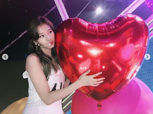 TWICE Sana boasts a watered-down beauty ahead of comebackOn October 15, TWICE official Instagram posted several photos of Sana.In the photo, Sana is showing a lovely pose, such as holding a chin support surrounded by balloon and hugging a heart balloon.Park Su-in