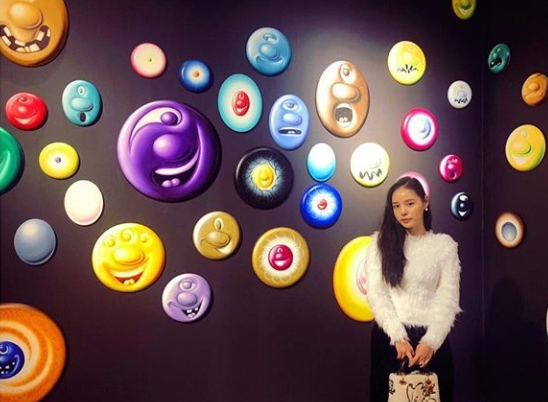 A lovely figure of Min Hyo-rin has been spotted.Actor Min Hyo-rin posted a picture on his instagram on October 16.The photo shows Min Hyo-rin, who visited the exhibition hall; Shining honey skin captures Sight from a distance.kim myeong-mi
