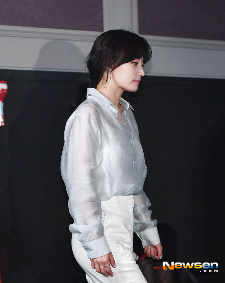 Songhayun Entangled Chiffon Blouse Entry (perfect others) <p>The premiere of the film Perfect Tain was held at the Lotte Cinema World Tower in Songpa-gu, Seoul, on the afternoon of October 16th.</p><p>On this day, Lee Seo-jin, Kim Ji-soo, Song Ha-yoon, Yun Kyung Ho, and Lee Jae-kyu attended the ceremony.</p><p>The film The Perfect One is a film about the story of The Game, which forces a phone call, text, and Kakao Talk coming to a cell phone for a limited time in a perfect looking couple.</p>