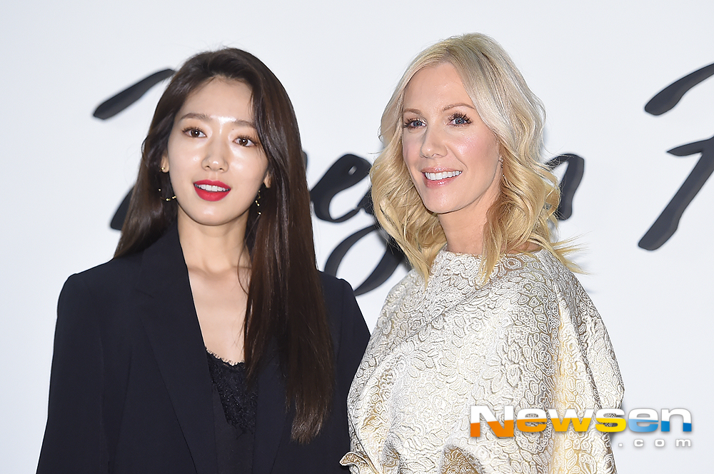 Global fashion artist Megan Hess Iconic Exhibition photo wall was held at the Seoul Litium in Wangsim, Seoul Seongdong-gu on the afternoon of October 16th.Actor Park Shin-hye and Hugo Award for Best Interior Illustrator Megan Hess pose on the day.useful stock