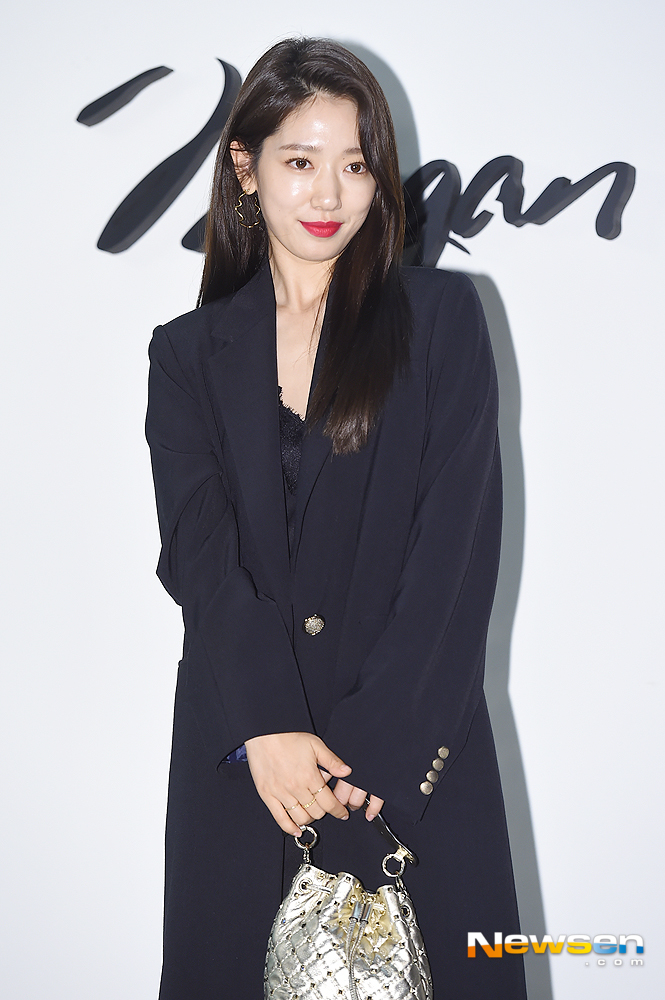 The global fashion Artist Megan Hess Iconic Exhibition photo wall was held at the Seoul Lightium in Wangsimni, Seongdong-gu, Seoul on October 16th.Actor Park Shin-hye poses on the day.useful stock