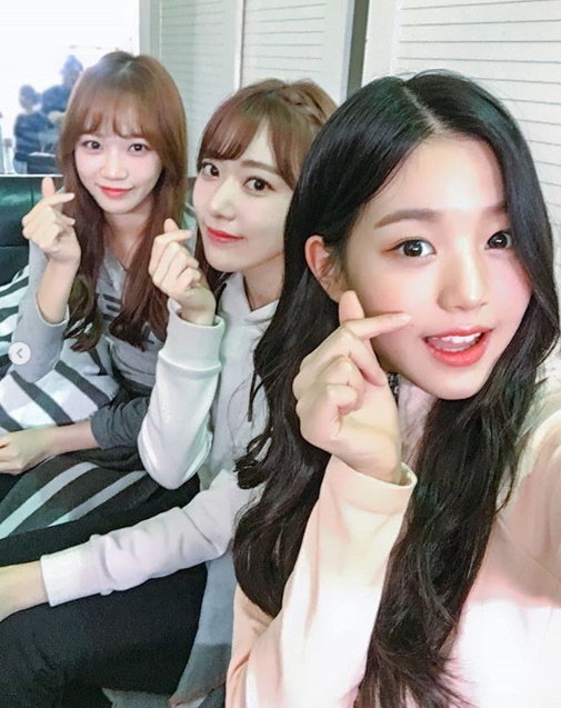 Group IZ*ONE Sakura, Eugene, Chaewon and Wonyoung are beautiful self-portraitsIZ*ONE posted a picture on the official SNS account on the 16th with an article entitled V artisans and heart craftsmen met at Saleh and the filming site.In the photo, Miyawaki Sakura, An Eugene, Kim Chaewon, and Jang Won Young posed affectionately with each other.IZ*ONE, which includes four members, will be releasing its first mini album Colorize at 6 pm on the 29th.IZ*ONE Official SNS