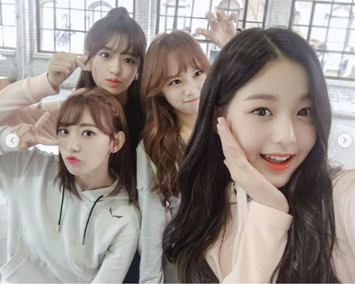 Group IZ*ONE Sakura, Eugene, Chaewon and Wonyoung are beautiful self-portraitsIZ*ONE posted a picture on the official SNS account on the 16th with an article entitled V artisans and heart craftsmen met at Saleh and the filming site.In the photo, Miyawaki Sakura, An Eugene, Kim Chaewon, and Jang Won Young posed affectionately with each other.IZ*ONE, which includes four members, will be releasing its first mini album Colorize at 6 pm on the 29th.IZ*ONE Official SNS