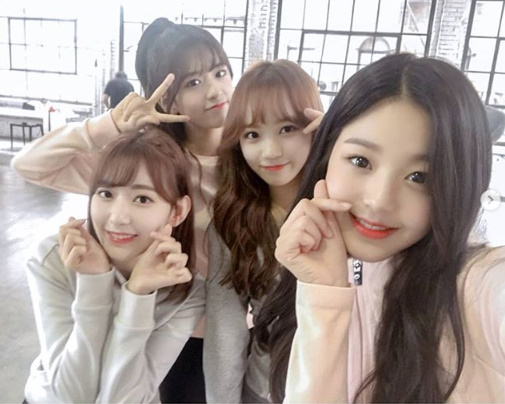 Group IZ*ONE Sakura, Eugene, Chaewon and Wonyoung are beautiful self-portraitsIZ*ONE posted a picture on the official SNS account on the 16th with an article entitled V artisans and heart craftsmen met at Saleh and the filming site.In the photo, Miyawaki Sakura, An Eugene, Kim Chaewon, and Jang Won Young posed affectionately with each other.IZ*ONE, which includes four members, will be releasing its first mini album Colorize at 6 pm on the 29th.IZ*ONE Official SNS