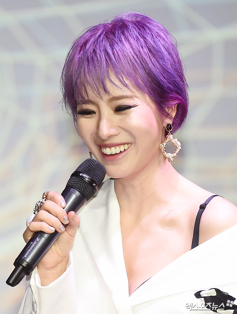 <p>On the afternoon of the 15th, Hwang Dong-Dong Enter Six in Seoul Hwang Dong-Dong Enter Six, Park Ki-youngs regular 8th album Lee: Plano (Re: Play) Park Ki-young, who attended the showcase on the day, is greeting.</p>