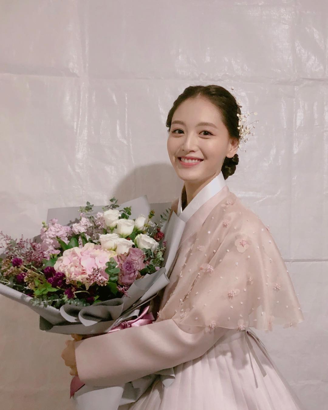Actor Kim Jae-kyung showed off his beautiful hanbok figure.On the 16th, Kim Jae-kyung interposed a picture on his instagram with an article entitled Friday, will you do Hanbok Date?Kim Jae-kyung in the photo is wearing a hanbok and boasts an elegant figure and holds a bouquet.Her smiles brightly, and her appearance blends with the bright hanbok color, which makes the hearts of viewers thrill.Netizens are also responding to Hanbok looks really good and How is it that goddess in Hanbok?Photo = Kim Jae-kyung Instagram