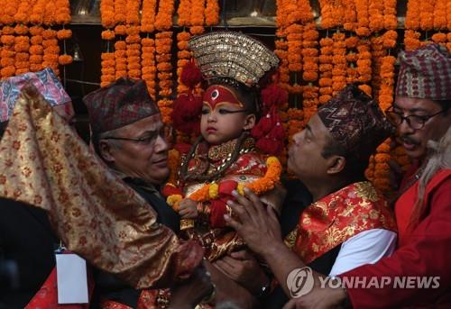 카트만두에서 열린 지역축제에 등장한 쿠마리 [AFP=연합뉴스]
