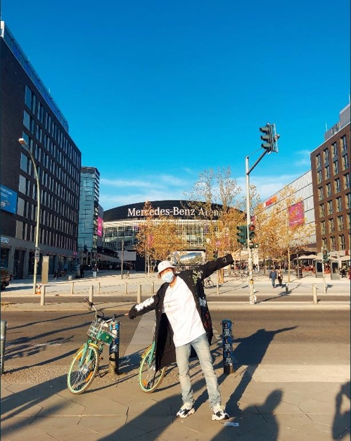 BTS meets 30,000 viewers at Germany Berlin Mercedes-Karl Benz Arena at 8 p.m. on Wednesday-17.Concert tickets were sold nine minutes after they started selling on June 1.Mercedes - Karl Benz Arena is a large stadium where the 2015 League of Legends World Championship (Rolled Cup) was held.BTS posted a picture and a picture on Twitter Inc. on Ill see Berlin tomorrow.Members took commemorative photos in front of Mercedes-Karl Benz Arena, Shpregang, and the East Side Gallery in central Berlin.This place is all historic through Germany modern and contemporary history.In particular, the East Side Gallery is where the communist East German regime was built in 1961 under the pretext of anti-fascio barrier during the East and West German divisions, and then renovated part of the Berlin barrier that collapsed in 1989.Germany fans are hot: Hundreds of fans are camping altogether after hitting a tent in a park in front of Mercedes-Karl Benz Arena.In response, Mercedes - Karl Benz Arenas operations team told Twitter Inc: No camps are allowed in our area.Camping fans demanded they leave the area - if things dont change, we will take further action with police, the warning read.Local media are also paying special attention.Germany entertainment media Bravo detailed BTS popularity in an article entitled Come to K-pop star BTS Berlin: The Performing Arts is Emergency.Bravo introduces the conflict between Mercedes-Karl Benz Arena and fans who want to see BTS at a distance even if they wait all night, saying, It is clear that BTS is incredibly famous.The K-pop band is creating an emergency, the report said.Mercedes Karl Benz Arena will call police if Camping doesnt take down