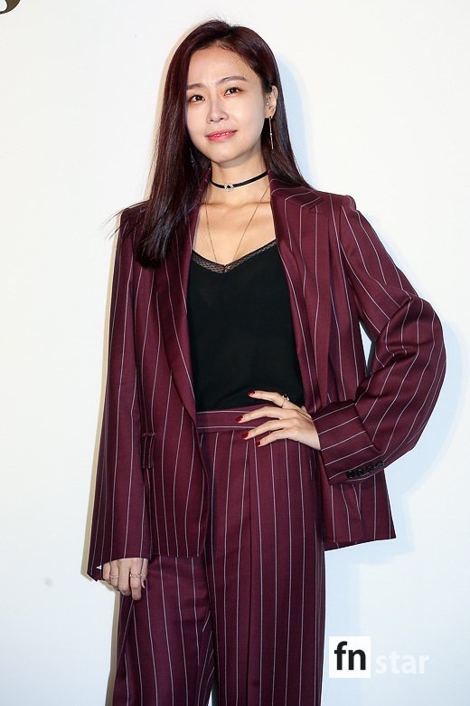 Actor Hong Soo-hyun attends the Jane Song 2019 S/S collection held at KEB Hana Bank Place One in Samseong-dong, Seoul on the afternoon of the 17th and has photo time.