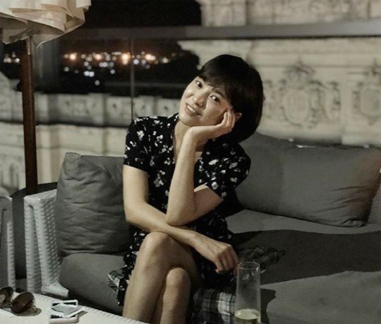 On the 17th, Song Hye-kyo posted a picture through his instagram with an article entitled The day off, the day my friends came.In the open photo, Song Hye-kyo is looking at the camera with one hand on his chin.Song Hye-kyo, who transformed into a single-headed head for the drama shooting, laughed brightly and boasted a unique lovely charm and attracted Eye-catching.On the other hand, Song Hye-kyo will appear on TVNs new drama Boyfriend scheduled to be broadcast in November and will be in close contact with Park Bo-gum.