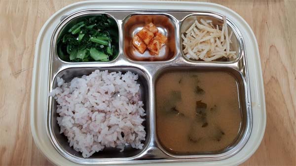 서울의 한 사립유치원 급식 사진. 사진을 제보한 학부모 김 모씨는 "아이가 매번 밥이 맛없다고 해서 실제 급식을 확인해봤는데 나물류의 반찬밖에 없어 놀랐다"고 말했다.
