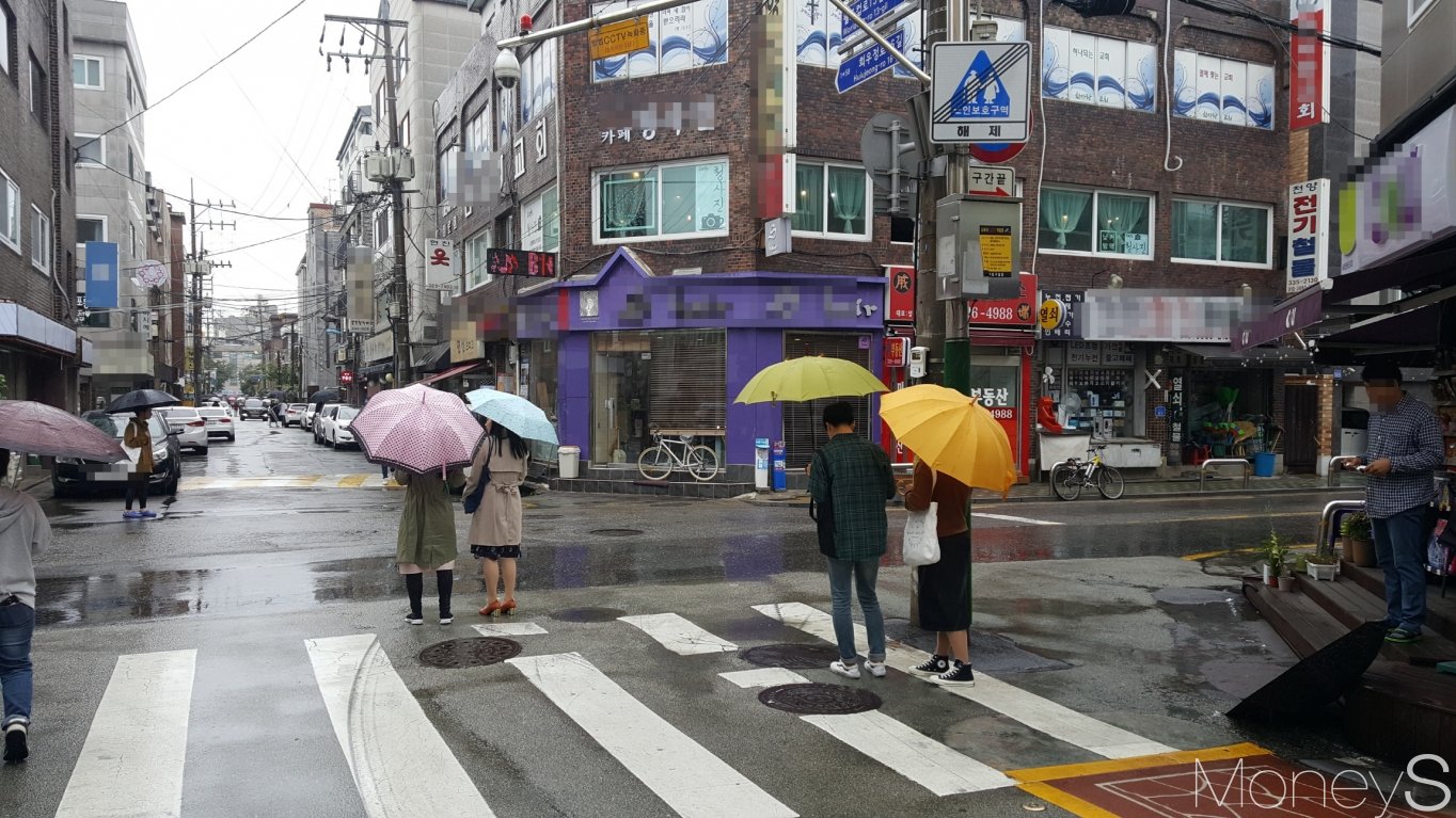 비오는 날에도 망리단길에 모여든 젊은층. /사진=김창성 기자