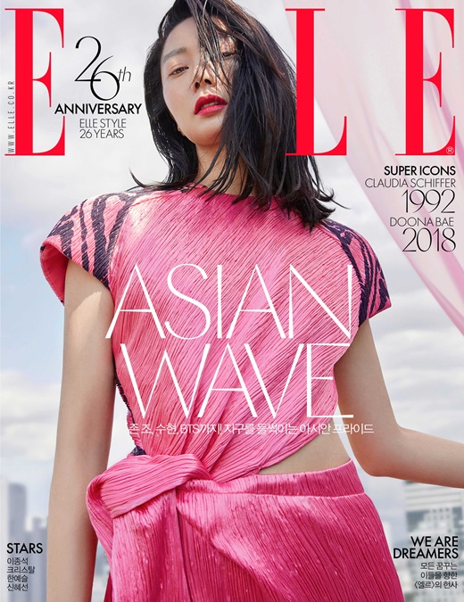 Actor Bae Doona has graced the 26th anniversary cover of the launch of Elle Korea.Koreas first international magazine, Elle Korea, first launched in 1992.On the 26th anniversary of its launch, it hosted a cover picture with Bae Doona, a global star and style icon who received a love call from World creators.2018 is also a more meaningful meeting with the year Bae Doona celebrates its 20th anniversary in the entertainment industry.In the interview, I was able to hear stories about various works such as KBS 2TV drama Best Divorce, movie King of Drugs waiting for release, and Netflix original drama Kingdom.Bae Doona, who is working on the drama Secret Forest in Korea last year, asked why, I would have asked a lot if I had done this before, but now I have room for my heart.This is a challenge too, once you wake up this time Ill be upgraded, thats the mind?Asked about his opinion on Asian wave these days as an international actor, he said, Korean movies and K-pop are already very respected.It seems to be a great and special thing to stretch out to World with our own contents. The November issue of Elle.