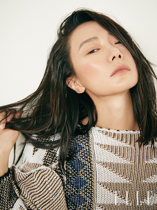 Actor Bae Doona has graced the 26th anniversary cover of the launch of Elle Korea.Koreas first international magazine, Elle Korea, first launched in 1992.On the 26th anniversary of its launch, it hosted a cover picture with Bae Doona, a global star and style icon who received a love call from World creators.2018 is also a more meaningful meeting with the year Bae Doona celebrates its 20th anniversary in the entertainment industry.In the interview, I was able to hear stories about various works such as KBS 2TV drama Best Divorce, movie King of Drugs waiting for release, and Netflix original drama Kingdom.Bae Doona, who is working on the drama Secret Forest in Korea last year, asked why, I would have asked a lot if I had done this before, but now I have room for my heart.This is a challenge too, once you wake up this time Ill be upgraded, thats the mind?Asked about his opinion on Asian wave these days as an international actor, he said, Korean movies and K-pop are already very respected.It seems to be a great and special thing to stretch out to World with our own contents. The November issue of Elle.