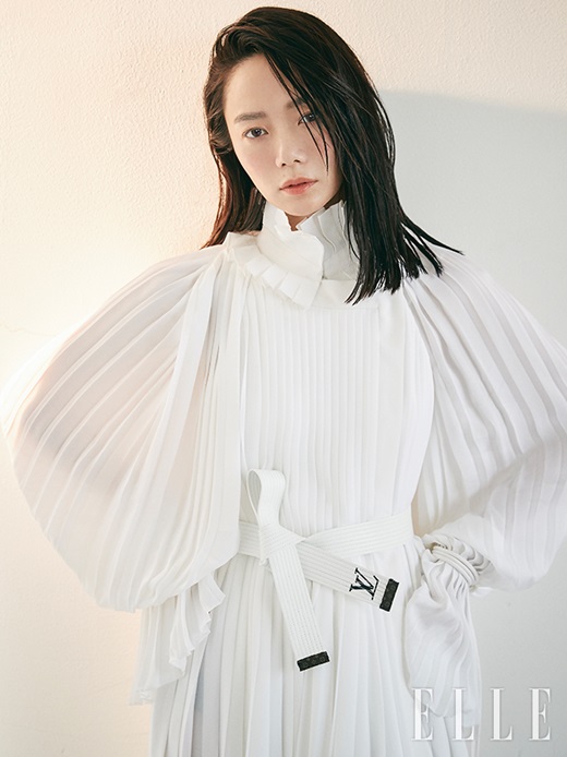 Actor Bae Doona has graced the 26th anniversary cover of the launch of Elle Korea.Koreas first international magazine, Elle Korea, first launched in 1992.On the 26th anniversary of its launch, it hosted a cover picture with Bae Doona, a global star and style icon who received a love call from World creators.2018 is also a more meaningful meeting with the year Bae Doona celebrates its 20th anniversary in the entertainment industry.In the interview, I was able to hear stories about various works such as KBS 2TV drama Best Divorce, movie King of Drugs waiting for release, and Netflix original drama Kingdom.Bae Doona, who is working on the drama Secret Forest in Korea last year, asked why, I would have asked a lot if I had done this before, but now I have room for my heart.This is a challenge too, once you wake up this time Ill be upgraded, thats the mind?Asked about his opinion on Asian wave these days as an international actor, he said, Korean movies and K-pop are already very respected.It seems to be a great and special thing to stretch out to World with our own contents. The November issue of Elle.