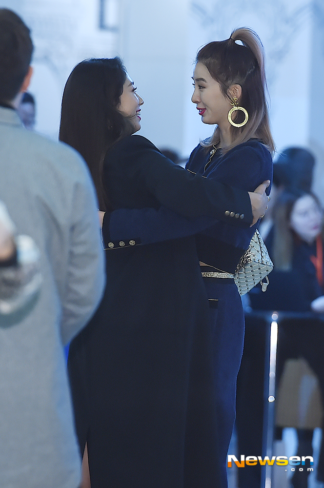 The global fashion Artist Megan Hess Iconic Exhibition photo wall was held at the Seoul Lightium in Wangsimni, Seongdong-gu, Seoul on October 16th.On this day, Actor Park Shin-hye and Model Irene are greeting each other before the pose.useful stock