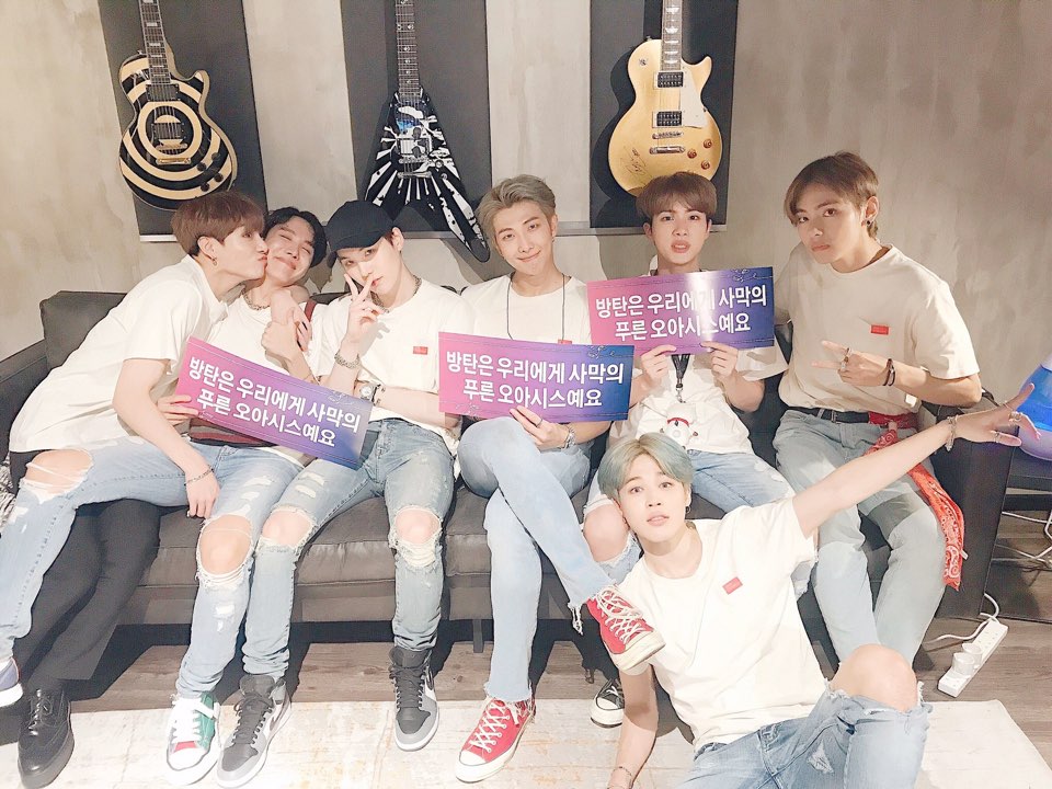 Boy group BTS (RM, Sugar, Jean, Jay Hop, V, Ji Min, Jungkook) successfully completed their first Germany concert.On October 17 BTS official SNS, [#Todays Bulletproof] Thank you, Berlin! Hi~ Germany! Were all the same young man!# Berlin1 performance and two photos were posted.The photo was taken in a group photo taken in a waiting room after holding a global tour LOVE YOURSELF at the Germany Berlin Mercedes-Benz Arena.The members are smiling with a placard with the article Bulletproof is the blue oasis of the desert to us.BTS continues its global tour LOVE YOURSELF (Love Your Self), which will be held 41 times in 20 cities, starting with the Seoul performance at Jamsil Stadium in Songpa-gu, Seoul at the end of August.Following the North American tour, he has completed the performance of the Otu Arena in London, Amsterdam, Netherlands, and the second Berlin performance, the Acorn Hotel Arena in Paris, France, and the Japan Dome Tour in November.hwang hye-jin