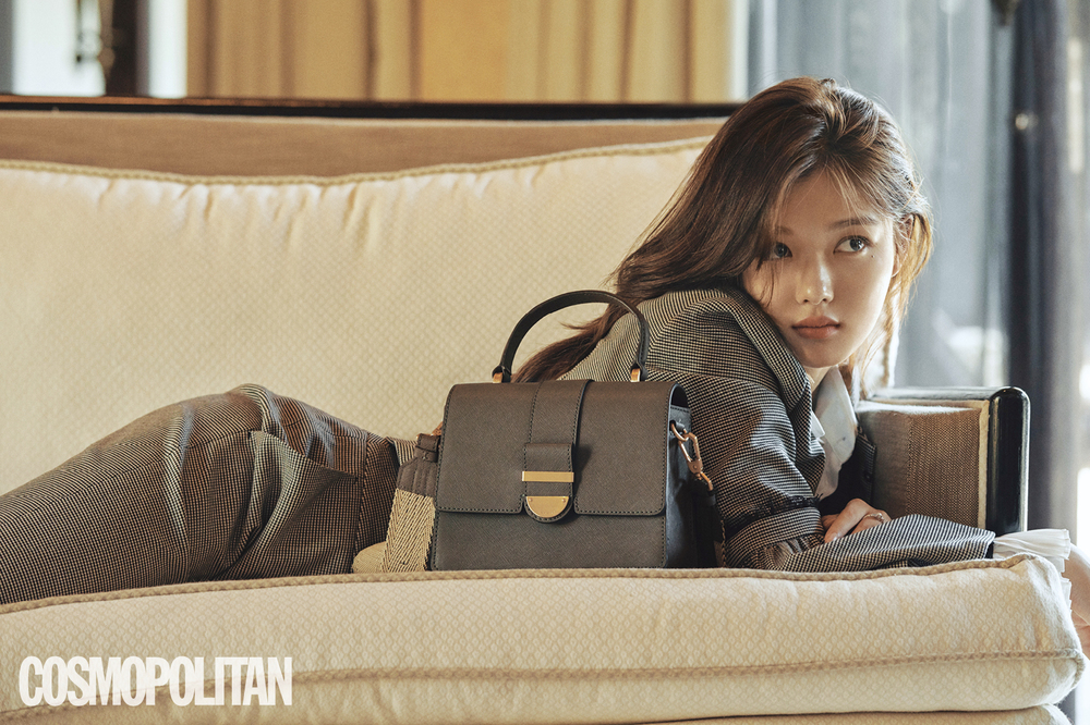 Kim Yoo-jung pictorial has been released.Actor Kim Yoo-jung, who returns to the drama after a long time through JTBC Once Clean Up Hot, recently released a late autumn mood picture of a mature and feminine appearance through the November issue of Cosmopolitan.Kim Yoo-jung, who had been suspended for a while for health reasons, said in an interview after the filming, I have been exercising for health and have been in a house to control my condition.Fortunately, I am very good now. I expressed my gratitude to the fans who waited for me.When asked why he chose to clean up hot as a return work, he said, The drama is very bright and warm.I wanted to convey a lot of good energy to viewers who have been working hard for the year 2018. Kim Yoo-jung, who is a house order that rarely goes out of the house when he does not work, said, I like to watch movies buried in beding alone in House.When youre hanging around and eating delicious things alone, when youre sleeping with Cat, its good and happy to see the sunlight coming into the window, he said.The stress that can not help but follow in work or everyday life is If I think it is a big wave, I swallow me like a tsunami, but if I think it is a calm wave passing by, I can shake it off as well.It is fun to learn something in it even if it is difficult and stressful. kim myeong-mi
