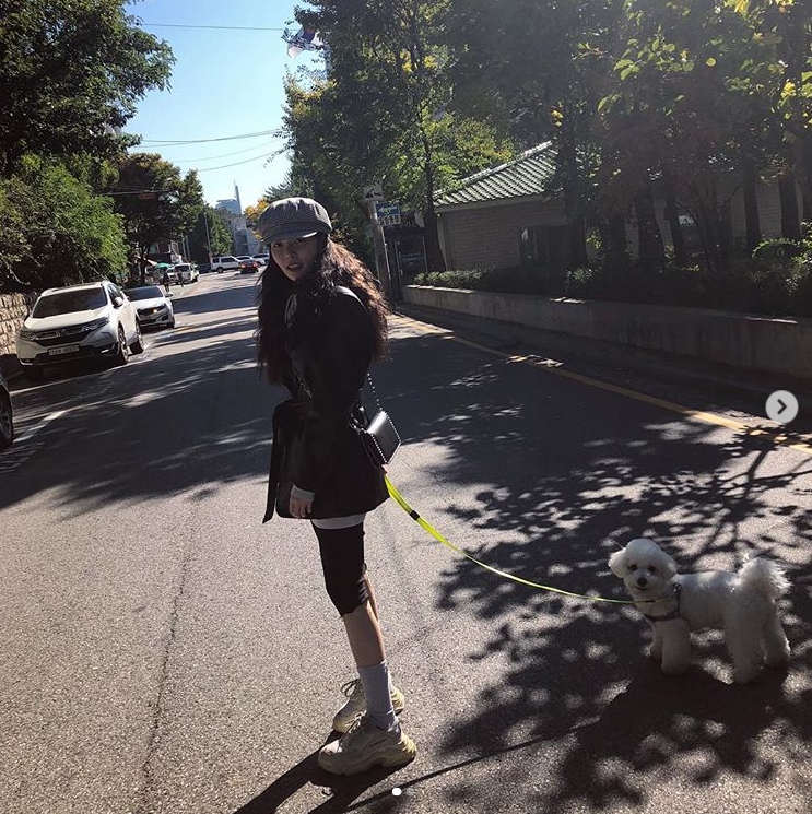 The youthful image of Singer Hyona has been revealed.On October 17, Hyuna posted several photos of her current situation on her Instagram.Inside the picture was a picture of Hyuna walking a Pet Table Salt, with a bright smile from Hyuna impressive.Fans who responded to the photos responded, If Hyona is happy, I like it too, and Hyuna Table salt is both model.kim ji-yeon