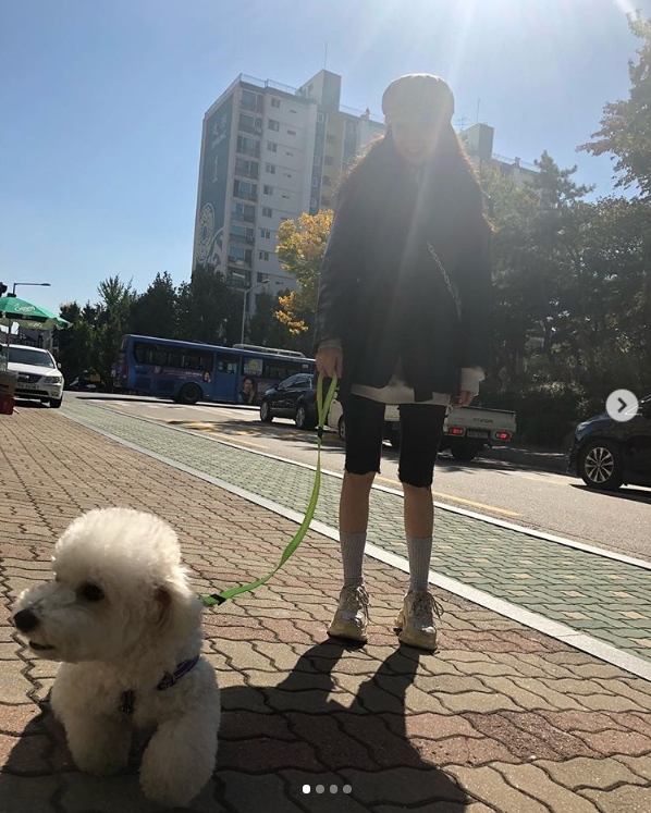 The youthful image of Singer Hyona has been revealed.On October 17, Hyuna posted several photos of her current situation on her Instagram.Inside the picture was a picture of Hyuna walking a Pet Table Salt, with a bright smile from Hyuna impressive.Fans who responded to the photos responded, If Hyona is happy, I like it too, and Hyuna Table salt is both model.kim ji-yeon