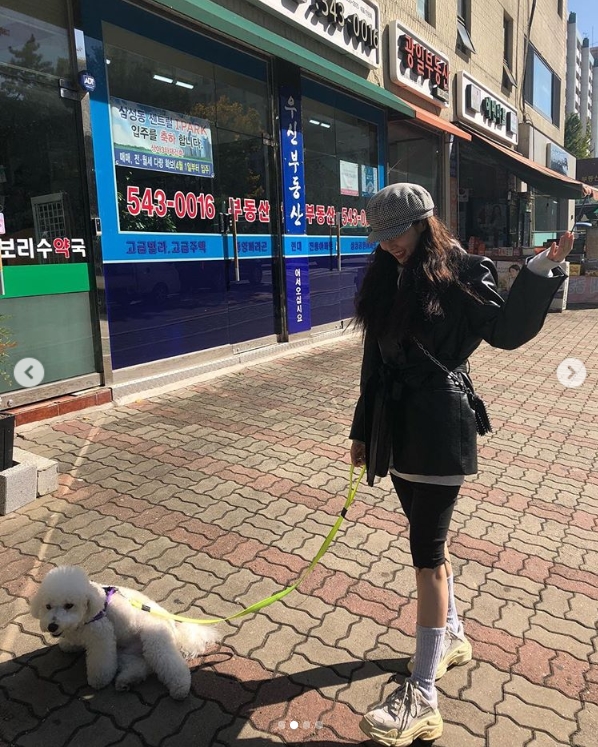 The youthful image of Singer Hyona has been revealed.On October 17, Hyuna posted several photos of her current situation on her Instagram.Inside the picture was a picture of Hyuna walking a Pet Table Salt, with a bright smile from Hyuna impressive.Fans who responded to the photos responded, If Hyona is happy, I like it too, and Hyuna Table salt is both model.kim ji-yeon
