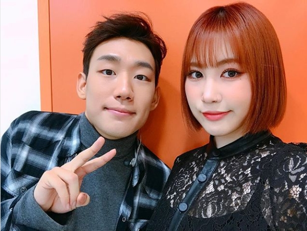 Park Ji-min and Nak Jun (Bernard Park) showed off their sticky friendship.Singer Park Ji-min posted a picture on his Instagram on October 17 with an article entitled Ill see you later.The photo shows Park Ji-min taking a selfie, and Nak Jun. Nak Jun is taking a V-pose, and Park Ji-min is smiling.Two warm-hearted visuals attract Eye-catching.The fans who responded to the photos responded such as I love you both, I am really cute and I like to see.delay stock