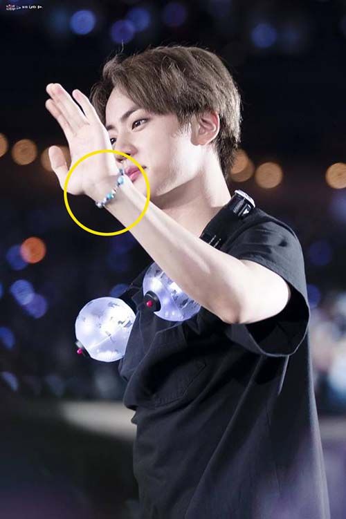 Bracelet, which group BTS usually wears on its wrist, attracts the attention of netizens.BTS appeared on the wrists at the time of attending the concert stage and the speech of the United Nations headquarters in New York, USA.Bracelets made of various small stones of colorful color seem to be just accessories at first glance, and this brassette has a special meaning.This brasselet was created as part of the United Nations and UNICEFs new youth agenda: the Generation Unlimited partnership.By 2030, 1.8 billion young people around the world will receive quality education and vocational training and get the right jobs to contribute to the maximum potential of life.BTS also attended the Generation Unlimited event held at the United Nations Headquarters Trust Board meeting on the 24th.BTS, which is on a European tour of the world tour Love Yourself (LOVE YOURSELF), finished its performance in Berlin, Germany on the 16th local time.(Composition: Oohy-Fuming Editor, Photos: Online Community, brandtbrand.com, Yonhap News)(Sbsta!