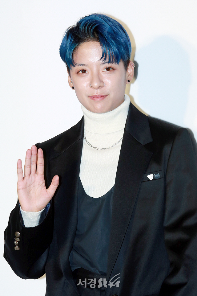 F(x) member Amber Liu attends and has photo time.