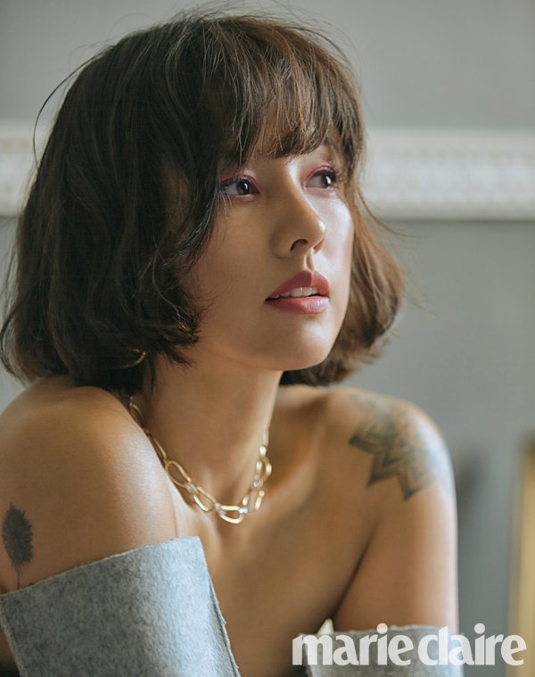 <p>Lee Hyori with its unique charm has decorated the cover of the November issue of Korean Independent Animation Film Festival through the beauty pictorial with Beauty brand ADDICTION in the romantic city of Florence.</p><p>Lee Hyori, a public photographer, presented RED makeup look with RED eye shadow and RED LOréal, and brown tone autumn makeup look.</p><p>Lee Hyori exudes a distinctive, unobtrusive energy, exhilarating the reddish look of red eyes with a redish eye shadow # 128 and the intense RED eye line of reddish Liquid Eyeliner # 13. In another picture, he showed natural charm by dusking eyes, balls and lips in a warm brown tone including a # 9 of pitch brown color.</p><p>Lee Hyori s diverse images and images can be found on the website of the Korean Independent Animation Film Festival and the November issue of the Korean Independent Animation Film Festival.</p>