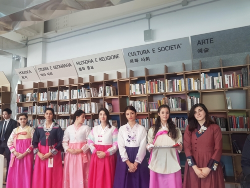 로마 '라 사피엔차' 대학에 한국자료실 개관 (로마=연합뉴스) 현윤경 특파원 = 16일 로마 라 사피엔차 대학에서 열린 한국자료실 개관식에서 이 대학 한국학과 학생들이 한복을 곱게 차려입고 행사에 참석했다. 2018.10.26.