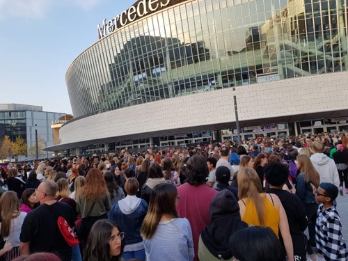 Berlin=) Correspondent Lee Kwang-bin = World K-pop group BTS (BTS) shook Berlin, the capital of Germany.At 4 p.m., four hours before the show on Wednesday, the Mercedes-Benz Arena neighborhood, where the venue was hit by phosphoric acid.Most of them were female fans in their mid to late twenties, lined up to enter early with a full-faced look.There was a line of more than 100m in front of the photo zone where the large picture of BTS was taken.Even in front of the booth selling the Bulletproof Bong, a luminous rod used by fans during the performance of BTS, the line continued for dozens of meters.Some fans set up an impromptu stage and danced BTS, and the atmosphere around the venue was like a festival.Hundreds of enthusiastic fans were introduced to the Germany media for two days ago by hitting a tent near the venue and staying at night.The line of fans liked BTS when they saw the performers wandering around in the glass walls of the theater.Bret Sönege, 18, a female fan from Strajunt, 200km from Berlin, said he had come to the venue with a ticket purchased by Friends for his birthday.A few friends were able to access the ticket purchase site at the same time and only book one at the same time, Sönege said.BTSs Berlin performance ticket on the 16th and 17th sold all 30,000 copies in nine minutes after it started selling online in June.Snege said: BTS is perfect, even to songs, dances and videos.There is no comparable group in Germany or Europe. In fact, I did not know about Korea, but it was an opportunity to understand Korea and I want to visit.A few days before the performance, he said he ate bibimbap every day at the Korean restaurant.I never dreamed I would see BTS in real life, said Julia, a 21-year-old female fan. I bought only a performance ticket on the 17th, but I got an additional ticket today.Girls 16-year-old Jelen worked part-time to buy ticketsScherink, 15, a schoolgirl who met at a BTS fan cafe with Zelen and became Friends, did not get a ticket, but came together to feel the atmosphere outside the venue.There were quite a few middle-aged men and women, parents who came together because of their underage children.Male Ralph, 47, found the venue with his two daughters, who drove home for hours after the performance but came with them for their daughters.I honestly did not understand why I liked BTS music and dance, and I usually liked stars when I was a child, Ralph said. But when I came here, the popularity is amazing.It was an opportunity to understand my daughters, she said.Two girls who bought fake tickets on online sites after the opening of the venue were also crying.Germany K-pop 30 performances .. Korean people and Korean culture understanding = Before this performance of BTS, Berlin was shaken by K-pop.On the 14th of last month, KBSs music program Music Bank set up the stage in Berlin.K-pop stars such as Exo, Wanna One, Taemin and Stray Kids performed; the 10,000 seats were packed with tightness.K-pop stars frequently seek Germany; since 2013, there have been around 30 performances in major cities such as Berlin, Cologne and Frankfurt.2PM, Infinite, Godseven, and Zico performed. In September last year, G-Dragons performance sold out 17,000 seats. Recently, Zicos performance was filled with 1,500 seats.Germanys K-pop fans are focused online, mainly exchanging videos and information through Facebook and YouTube.The number of amateur K-pop dance groups is also increasing. There are quite a few schools with K-pop dance groups mainly for girls.The K-pop dance academy, which was held for a month by the Korea Cultural Center in June, was filled with applicants on the day of the homepage announcement.After the Music Bank Berlin performance, fans also held K-pop parties at two clubs.Germanys media assessment of K-pop is also generous.When BTS third album, Love Yourself Former Teer (LOVE YOURSELF Tear), reached the top of the Billboard 200, the Billboard main album chart, Weekly Spiegel said, The music that started copying American boy bands has long been a phenomenon of World.The daily Jut Deutsche Zeitung and the public broadcaster Deutsche Belle also evaluated that K-pop plays a role in inter-Korean dialogue over the performance of a South Korean performance group including K-pop groups in Pyongyang, North Korea, in April.The popularity of K-pop, such as BTS in Germany, is also a practical help for Koreans.Park Young-ji (11) and Jang Yoon-seo (14), who visited the concert hall, said, There are many friends who want to teach Korean because of K-pop.I think the understanding of Korea and Koreans has increased, he said. When I listened to K-pop and danced, the number of Germany friends increased.The festival atmosphere in front of the theater .. Hundreds of fans tent camp near the theater .. The popularity of K pop increased.