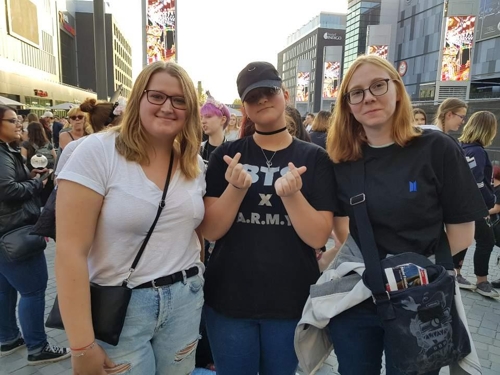 Berlin=) Correspondent Lee Kwang-bin = World K-pop group BTS (BTS) shook Berlin, the capital of Germany.At 4 p.m., four hours before the show on Wednesday, the Mercedes-Benz Arena neighborhood, where the venue was hit by phosphoric acid.Most of them were female fans in their mid to late twenties, lined up to enter early with a full-faced look.There was a line of more than 100m in front of the photo zone where the large picture of BTS was taken.Even in front of the booth selling the Bulletproof Bong, a luminous rod used by fans during the performance of BTS, the line continued for dozens of meters.Some fans set up an impromptu stage and danced BTS, and the atmosphere around the venue was like a festival.Hundreds of enthusiastic fans were introduced to the Germany media for two days ago by hitting a tent near the venue and staying at night.The line of fans liked BTS when they saw the performers wandering around in the glass walls of the theater.Bret Sönege, 18, a female fan from Strajunt, 200km from Berlin, said he had come to the venue with a ticket purchased by Friends for his birthday.A few friends were able to access the ticket purchase site at the same time and only book one at the same time, Sönege said.BTSs Berlin performance ticket on the 16th and 17th sold all 30,000 copies in nine minutes after it started selling online in June.Snege said: BTS is perfect, even to songs, dances and videos.There is no comparable group in Germany or Europe. In fact, I did not know about Korea, but it was an opportunity to understand Korea and I want to visit.A few days before the performance, he said he ate bibimbap every day at the Korean restaurant.I never dreamed I would see BTS in real life, said Julia, a 21-year-old female fan. I bought only a performance ticket on the 17th, but I got an additional ticket today.Girls 16-year-old Jelen worked part-time to buy ticketsScherink, 15, a schoolgirl who met at a BTS fan cafe with Zelen and became Friends, did not get a ticket, but came together to feel the atmosphere outside the venue.There were quite a few middle-aged men and women, parents who came together because of their underage children.Male Ralph, 47, found the venue with his two daughters, who drove home for hours after the performance but came with them for their daughters.I honestly did not understand why I liked BTS music and dance, and I usually liked stars when I was a child, Ralph said. But when I came here, the popularity is amazing.It was an opportunity to understand my daughters, she said.Two girls who bought fake tickets on online sites after the opening of the venue were also crying.Germany K-pop 30 performances .. Korean people and Korean culture understanding = Before this performance of BTS, Berlin was shaken by K-pop.On the 14th of last month, KBSs music program Music Bank set up the stage in Berlin.K-pop stars such as Exo, Wanna One, Taemin and Stray Kids performed; the 10,000 seats were packed with tightness.K-pop stars frequently seek Germany; since 2013, there have been around 30 performances in major cities such as Berlin, Cologne and Frankfurt.2PM, Infinite, Godseven, and Zico performed. In September last year, G-Dragons performance sold out 17,000 seats. Recently, Zicos performance was filled with 1,500 seats.Germanys K-pop fans are focused online, mainly exchanging videos and information through Facebook and YouTube.The number of amateur K-pop dance groups is also increasing. There are quite a few schools with K-pop dance groups mainly for girls.The K-pop dance academy, which was held for a month by the Korea Cultural Center in June, was filled with applicants on the day of the homepage announcement.After the Music Bank Berlin performance, fans also held K-pop parties at two clubs.Germanys media assessment of K-pop is also generous.When BTS third album, Love Yourself Former Teer (LOVE YOURSELF Tear), reached the top of the Billboard 200, the Billboard main album chart, Weekly Spiegel said, The music that started copying American boy bands has long been a phenomenon of World.The daily Jut Deutsche Zeitung and the public broadcaster Deutsche Belle also evaluated that K-pop plays a role in inter-Korean dialogue over the performance of a South Korean performance group including K-pop groups in Pyongyang, North Korea, in April.The popularity of K-pop, such as BTS in Germany, is also a practical help for Koreans.Park Young-ji (11) and Jang Yoon-seo (14), who visited the concert hall, said, There are many friends who want to teach Korean because of K-pop.I think the understanding of Korea and Koreans has increased, he said. When I listened to K-pop and danced, the number of Germany friends increased.The festival atmosphere in front of the theater .. Hundreds of fans tent camp near the theater .. The popularity of K pop increased.