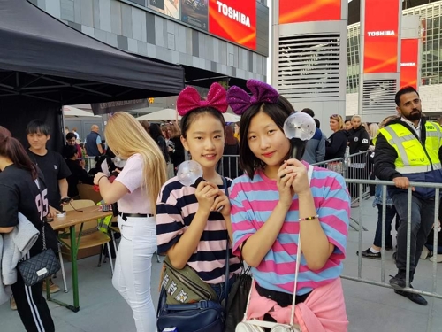 <p>(Berlin =) Lee Kwang-bin correspondent = Worldwide K Pop Group Dark & ​​amp; Wild (BTS) shook the German capital Berlin.</p><p>Fourteen oclock pm on the 16th (local time). The venue near Mercedes-Benz Arena was Phosphate.</p><p>Most of them were female fans in their mid-teens and early 20s and early-20s. They were lined up to enter early with the above-mentioned expression.</p><p>Dark & ​​amp; There was also a line of more than 100 meters in front of the photo zone where Wilds large photo was taken. Even Dark & ​​amp; In front of the booth selling the luminous seal bullet-proof stick used by fans during the performance of the Wild, there were tens of meters of lines.</p><p>Some fans set the stage for the Dark & ​​amp; Wild dancing and other performances around the hall was like a festival was open.</p><p>Hundreds of enthusiastic fans were introduced to the German press as a tent at night near the performance venue two nights ago and stayed overnight.</p><p>The fans who lined up looked at the BTS when they saw the performers in the glass walls of the theater.</p><p>Brett Negee (18), a female fan from Strasbourg, 200 km away from Berlin, told her friends that they had come to the theater as a birthday present for their ticket.</p><p>I was able to book several tickets at the same time as the ticket-buying site was open, so I was able to book one ticket at a time, he said.</p><p>Dark & ​​amp; Wild tickets for the 16th - 17th Berlin concert were sold in the first nine minutes of their online sales in June.</p><p>The BTS is perfect for singing, dancing, and video. There is no comparable group in Germany or Europe. I did not know about Korea, but it was an opportunity to understand Korea and I would like to visit. A few days before the performance, I had eaten bibimbap every day in a Korean restaurant.</p><p>The 21-year-old female fan, Julia, said, I never dreamed that I would actually see Dark & ​​amp; Wild. I only bought tickets for the show on the 17th, and I got an additional ticket today.</p><p>A 16 - year - old girl, Zelen, worked part - time to buy tickets. Zelen and Dark & ​​amp; Scholink (15), a girlfriend who met at the Wild Fan Cafe, did not get a ticket, but came to feel the atmosphere outside the theater.</p><p>Middle-aged men and women also looked quite. It was parents who came together because of children who were underage.</p><p>Ralph, a 47 - year - old man, went to the theater with two daughters. I have to drive home for a few hours after the performance, but I came together for my daughters.</p><p>Ralph said, I can not quite understand why I like Dark & ​​amp; Wild music and dance. I usually do it because I like stars when I was a kid. But here comes the popularity. He said.</p><p>After the start of the performance hall, two female students who bought a fake ticket from the online site and were prevented from entering were also screaming.</p><p>◇ Germanys K-pop 30 performances ... Korean and Korean Culture Understanding Instrument = Dark & ​​amp; Even before Wilds performance, Berlin floated in K pop. On the 14th of last month, KBS music program Music Bank made its debut in Berlin.</p><p>K-Pop stars such as Exor, Warner One, Taemin and Stray Kids performed. The 10,000 seats were packed tightly.</p><p>K pop stars are often looking for Germany. Since 2013, there have been about 30 performances in major cities such as Berlin, Cologne and Frankfurt.</p><p>2PM, Infinite, Godse Seven, Zico and others. Last September, Gina Dragons show sold 17,000 seats. Zicos performances were also filled with 1,500 seats recently.</p><p>K-Pop fans in Germany are working online. It mainly exchanges images and information through Facebook and YouTube.</p><p>Amateur K pop dance groups are also increasing. There are quite a few schools that have K pop dance groups mainly based on girls.</p><p>The K-Pop Dance Academy, which was hosted by the Korean Cultural Center for a month last June, is filled with applicants on the day of the website announcement.</p><p>After the Music Bank Berlin concert, fans also held K-pop parties at two clubs.</p><p>The evaluation of the German press on K-pop is also good.</p><p>Dark & ​​amp; When Wilds 3rd Love Boys Self-Tear came to the top of Billboards main album chart Billboard 200, weekly Spiegel said, The music, which was once copied by the American boy band, It was a phenomenon.</p><p>Il Gwatt Deutsche Zeitung and the public broadcaster Deutsche Welle have also said that Kpop is playing a role in inter - Korean dialogue about the performance of a South Korean performance group including K - Pop group in Pyongyang in April.</p><p>The popularity of K Pop, such as BTS in Germany, has also been of practical help to Koreans.</p><p>There are a lot of friends who want to teach korean because of K-Pop, and I think that I have got a lot of understanding about Korea and Koreans, she said. I listen to K pop and dance. I have more German friends than I am, he said.</p><p>Festive atmosphere in front of the performance hall. . Hundreds of fans Near campground Tent camping Germany K Pop popularity has increased. . Also,</p>