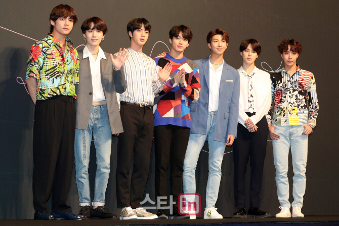 We have signed a seven-year contract with BTS based on our deep trust and affection, Big Hit said in an email to members of the company and shareholders on Wednesday.BTS debuted in June 2013 and is in its sixth year of activity this year, and Big Hit and BTS quickly decided to renew their contract with more than a year of contract.While renewals typically take place just before the end of the contract, early renewals are an advanced way to apply to some of the best stars, including professional sports.This led to Big Hit and BTS continuing their narrative with BTSs own music, which is loved by former World.The renewal is said to have played an important role in the content production ability that Big Hit has focused on.Since its debut, Big Hit has supported BTS success with its powerful content production ability through the Big Hit Division, led by Bang Si-Hyuk.In addition to producing albums, it has shown high perfection in all areas related to music such as music video, performance, and stage production, and has put BTS on the list of Worlds best The Artist.In addition, Social media has steadily developed its own content, showing the differentiated competitiveness of Big Hit.Big Heat said, It is Big Hits philosophy that I should give the best treatment to The Artist who is showing the best performance in World.We have signed a contract with the seven members of the BTS to make more stable and long-term activities, he said. We will strengthen our team of BTS, which is now about a hundred people, and we will spare no effort to make systematic and full investment and support.BTS said, I respect the Bang Si-Hyuk mentor who presented the vision of the future from before the debut to the present and reminded me of the music as well as the view of the world. I will do my best to show a better appearance for all World fans with Big Hit who has been generously supported.in-time