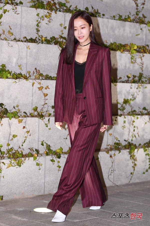 Hong Soo-hyun attends the Jane Song 2019 S/S Collection held at KEB Hana Bank Place One in Samseong-dong, Gangnam-gu, Seoul on the afternoon of the 17th.Park Shin-hye Lee Ha-na Hong Soo-hyun Seo Hyo-rim Amber (fx) Lee Ju-young Bae Yoon-kyung Cha Jung-won attended the event.