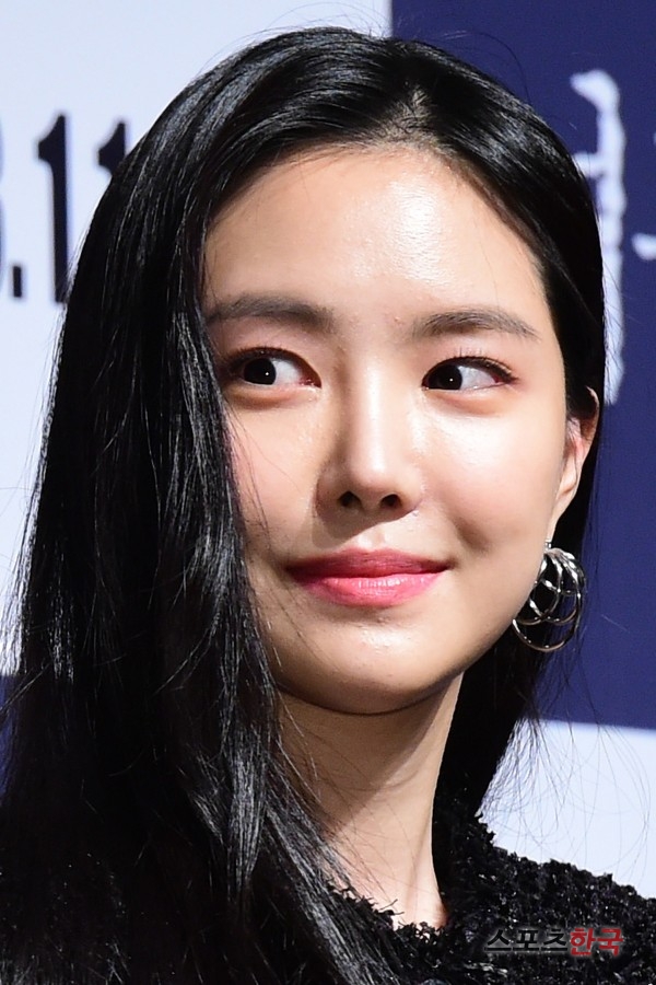 Son Na-eun is attending the production presentation of Womans Way at CGV Apgujeong branch in Sinsa-dong, Gangnam-gu, Seoul on the morning of the 17th.Womans Way is a film about the story of a man who accidentally stepped into a mansion where a strange death that did not know the cause occurred.Seo Young-hee, Son Na-eun, Italian Park Min-ji, and others will appear. It will be released on November 8th.